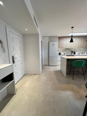Modern 2 Bedroom Apartment with sea views